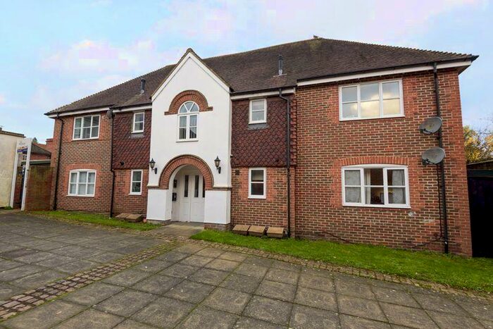 3 Bedroom Apartment To Rent In Angel Court, High Street, Godalming, GU7