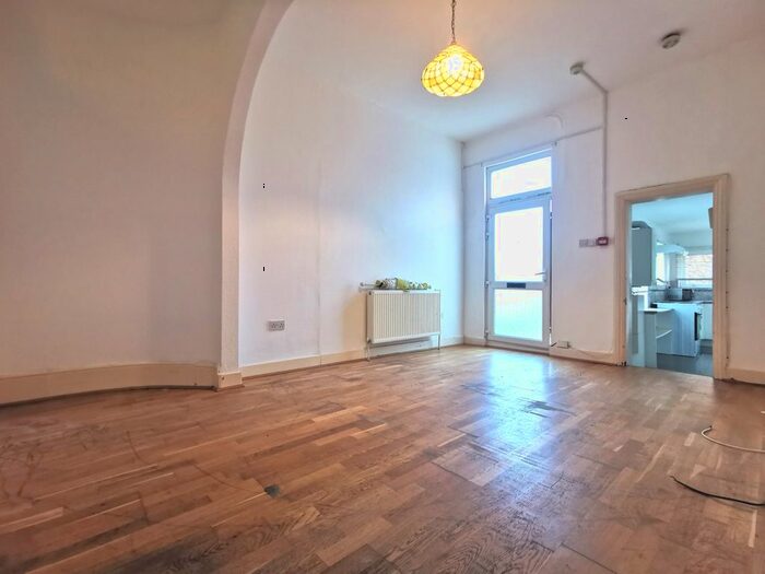 1 Bedroom Flat To Rent In Ballards Lane, London, N3