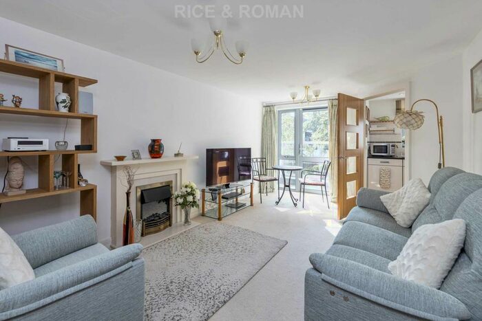 2 Bedroom Flat For Sale In Dial Stone Court, Weybridge, KT13