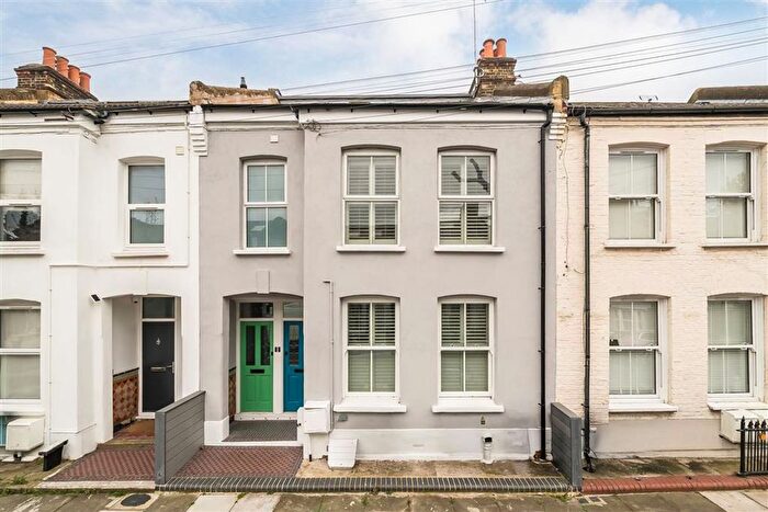 3 Bedroom Flat To Rent In Goldsboro Road, Nine Elms, SW8