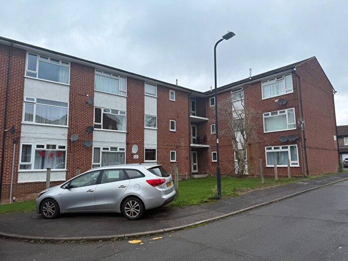 2 Bedroom Flat For Sale In Sandringham Court, Slough, SL1