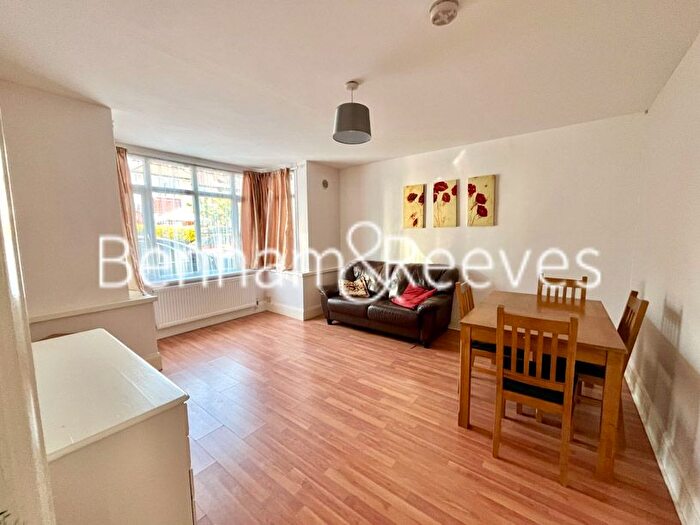 2 Bedroom Flat To Rent In Eton Avenue, Wembley, HA0