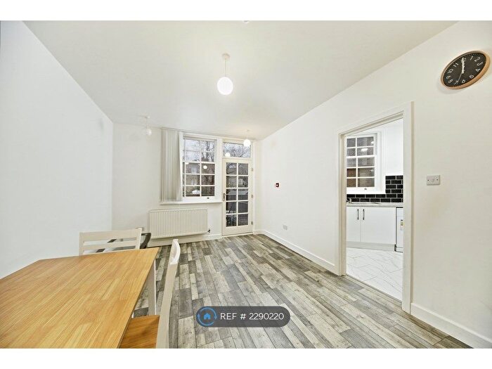 3 Bedroom Flat To Rent In Rydal Road, London, SW16