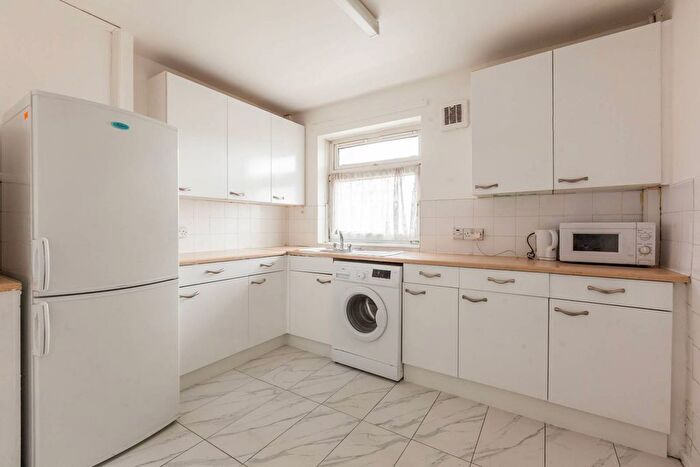 3 Bedroom Flat For Sale In Gale Street, Bow, London, E3