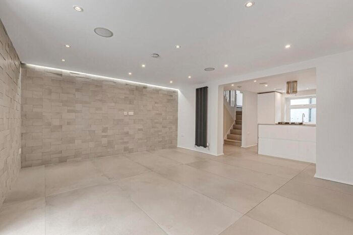 4 Bedroom Terraced House For Sale In Shepherdess Walk, Islington, London, N1 - Photo 3