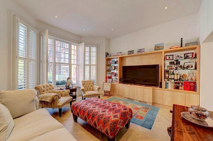 3 Bedroom Flat For Sale In Egerton Gardens, Knightsbridge, SW3