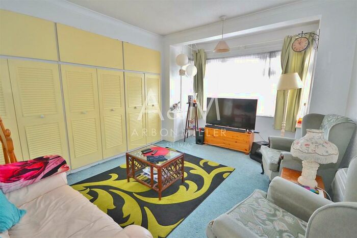 1 Bedroom Flat To Rent In Beehive Lane, Ilford, IG1