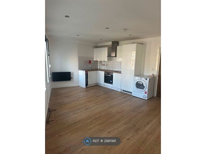 3 Bedroom Flat To Rent In Carlton Square, Carlton, Nottingham, NG4