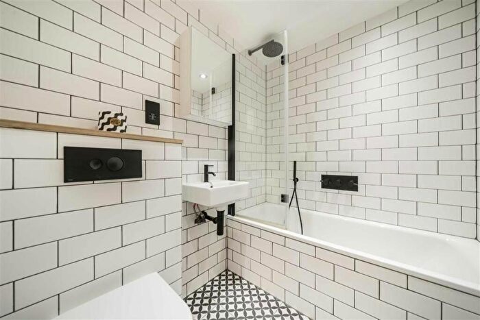 2 Bedroom Flat For Sale In Kennington Park Road, Kennington, SE11