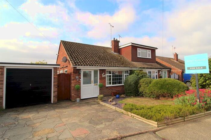 2 Bedroom Bungalow For Sale In Farm Way, Thundersley, Essex, SS7