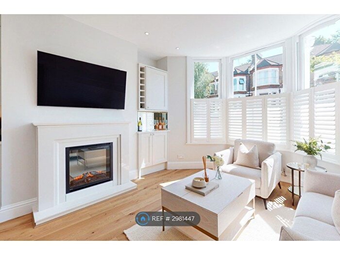 2 Bedroom Flat To Rent In New Cross, London, SE14