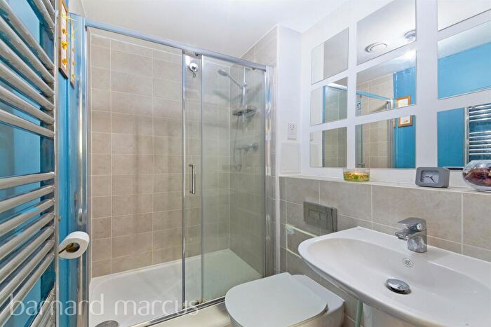 2 Bedroom Flat For Sale In Felnex Avenue, Wallington, SM6