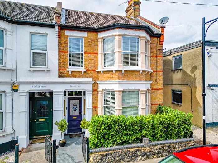 3 Bedroom Flat For Sale In Carlton Drive, Leigh-On-Sea, SS9