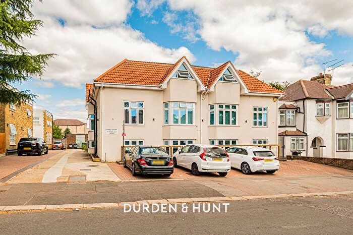 2 Bedroom Flat For Sale In Glebelands Avenue, Bance Court, E18