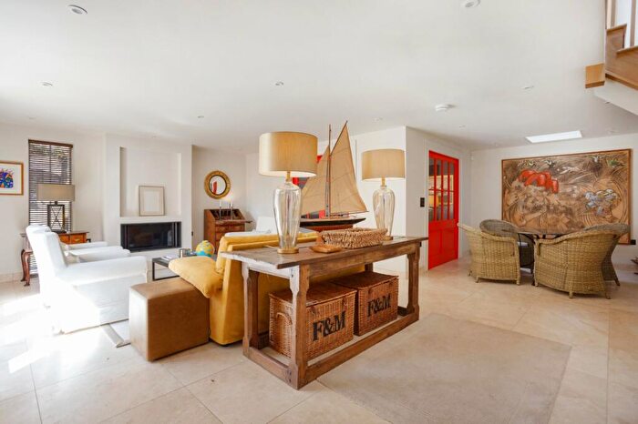 1 Bedroom Mews For Sale In East Street, Petworth, West Sussex, GU28