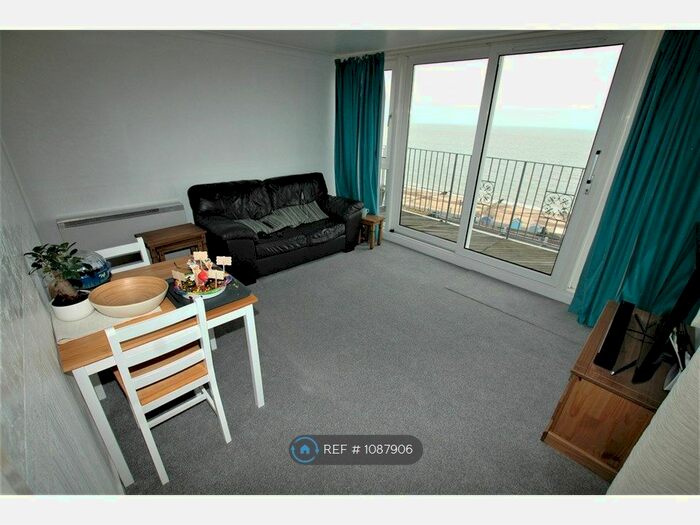 2 Bedroom Flat To Rent In Wolsey Gardens, Felixstowe IP11
