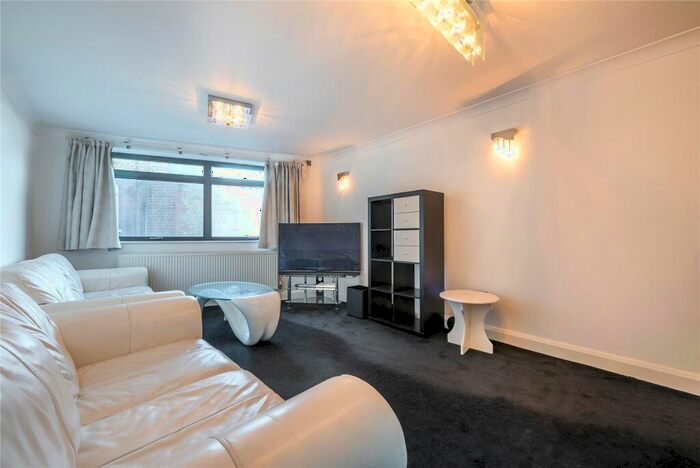 3 Bedroom House To Rent In Sheen Lane, Mortlake, SW14