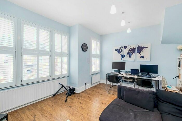 3 Bedroom Flat To Rent In Hazelbourne Road, Balham, London, SW12