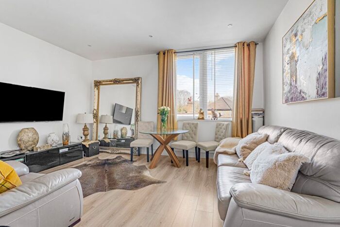 1 Bedroom Flat For Sale In London Road, Staines-Upon-Thames, TW18