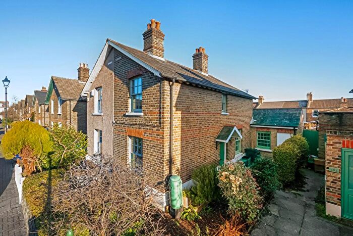 2 Bedroom Cottage For Sale In Victor Road, Penge, London, SE20