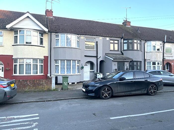 3 Bedroom Terraced House To Rent In Runfold Avenue, Luton, Bedfordshire, LU3