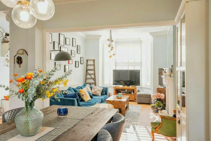 4 Bedroom Semi-Detached House To Rent In Glencairn Road, London, SW16