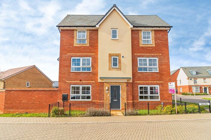 4 Bedroom Semi-detached House For Sale In Diana Way, Fairfields, Milton Keynes, MK11