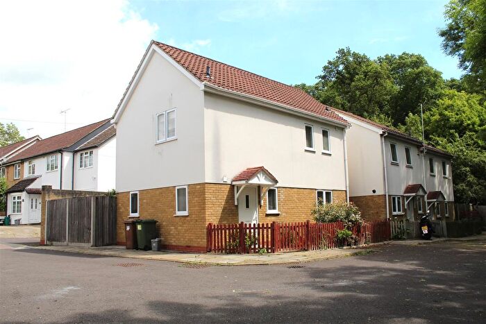 3 Bedroom Detached House For Sale In Coningsby Drive, Potters Bar, EN6