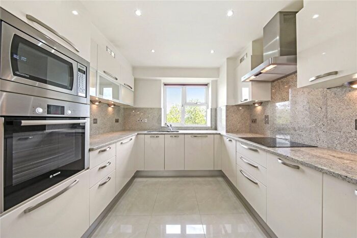 3 Bedroom Flat To Rent In Avenue Road, St John's Wood, NW8