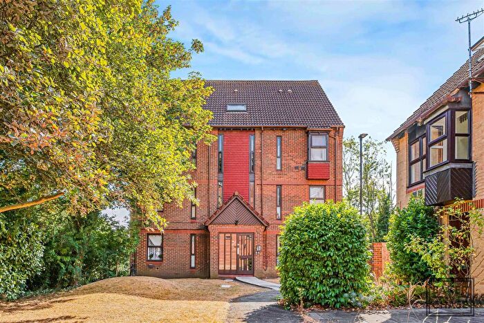 Studio For Sale In Pilgrims Close, Palmers Green, London, N13