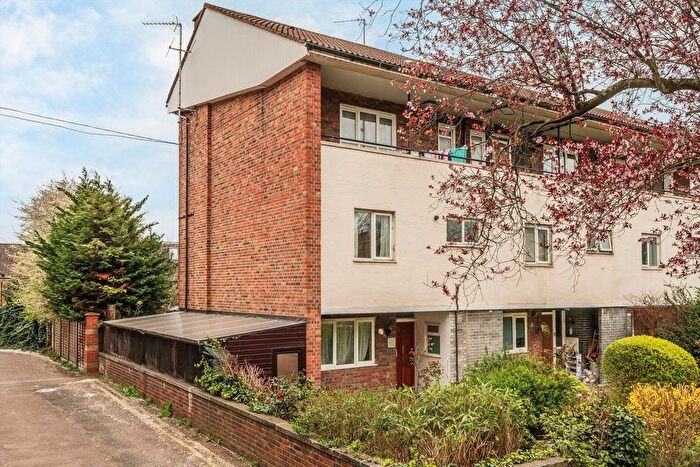 3 Bedroom Maisonette For Sale In Batman Close, Shepherds Bush, W12