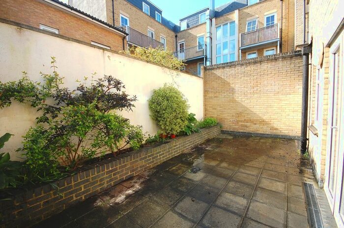 1 Bedroom Flat To Rent In Hendre Road, London, SE1