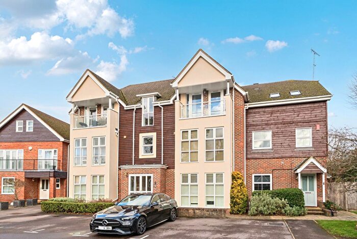 2 Bedroom Flat To Rent In Pendenza, Cobham, KT11