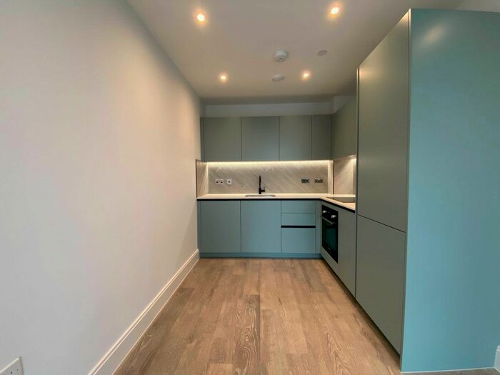 1 Bedroom Flat To Rent In Memorial Avenue, Slough, Berkshire, &# Bed Flat, SL1