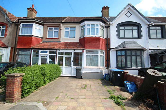 2 Bedroom Flat For Sale In Thurlby Road, Wembley, Middlesex, HA0