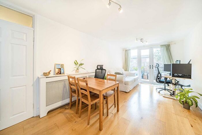 1 Bedroom Flat For Sale In Kingham Close, Earlsfield, SW18