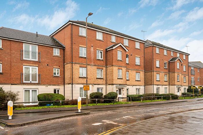 2 Bedroom Apartment For Sale In St Lukes Court, Hatfield, AL10