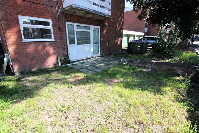 2 Bedroom Flat To Rent In School Street, Willenhall, WV13