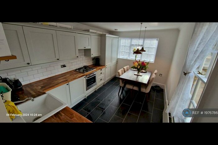 2 Bedroom Flat To Rent In Lower Richmond Road, London, SW14