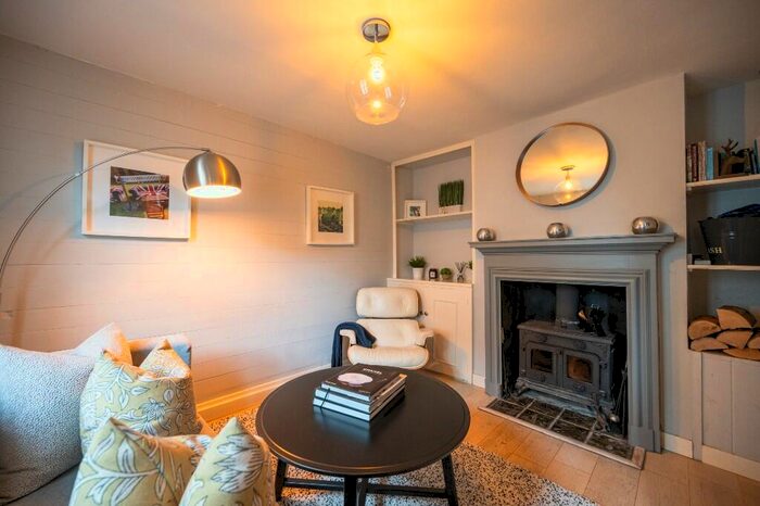 2 Bedroom Cottage To Rent In Wargrave Road, Henley-On-Thames, Oxfordshire, RG9