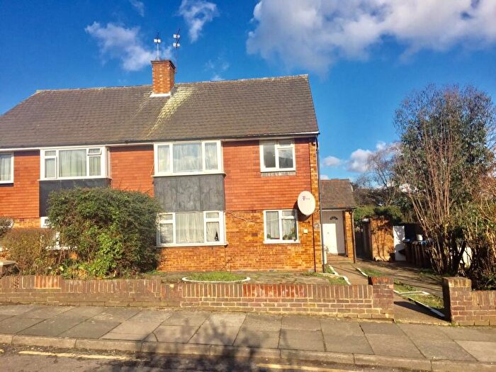2 Bedroom Flat To Rent In Gerrard Close, Oakwood, N14