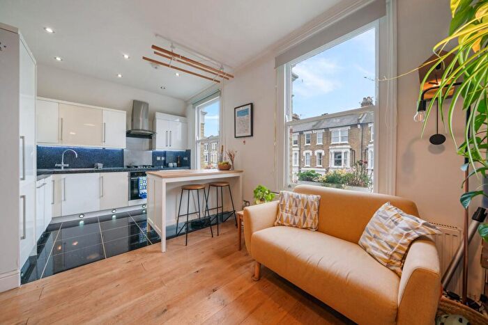 2 Bedroom Flat For Sale In Lorne Road, London, N4