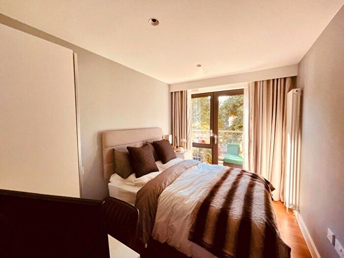 2 Bedroom Apartment To Rent In Gwynne Road, London, SW11