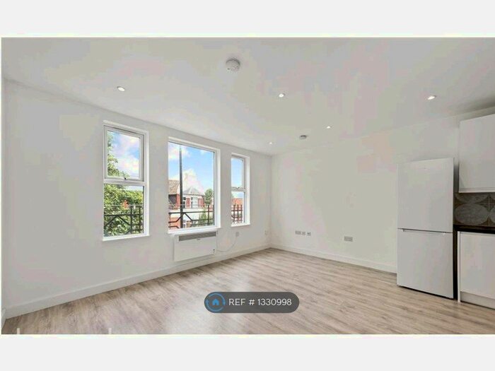 4 Bedroom Flat To Rent In Central Road, Worcester Park, KT4