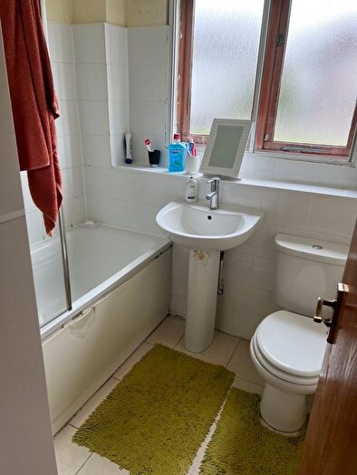 1 Bedroom Flat For Sale In Lincoln Court, Eastern Avenue, Gants Hill, Essex, IG2