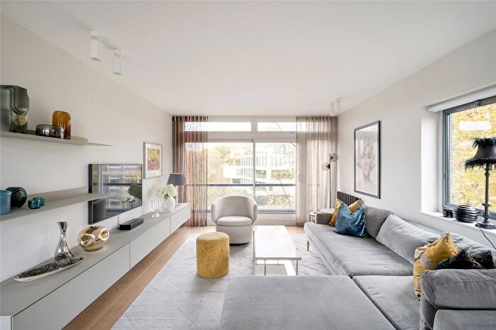 3 Bedroom Flat To Rent In Park Close, Ilchester Place, London, W14