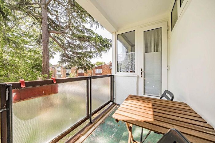 3 Bedroom Flat To Rent In Scrutton Close, Clapham Park, SW12