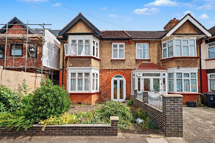 3 Bedroom Semi Detached House For Sale In St Andrews Road, Ilford, London, IG1