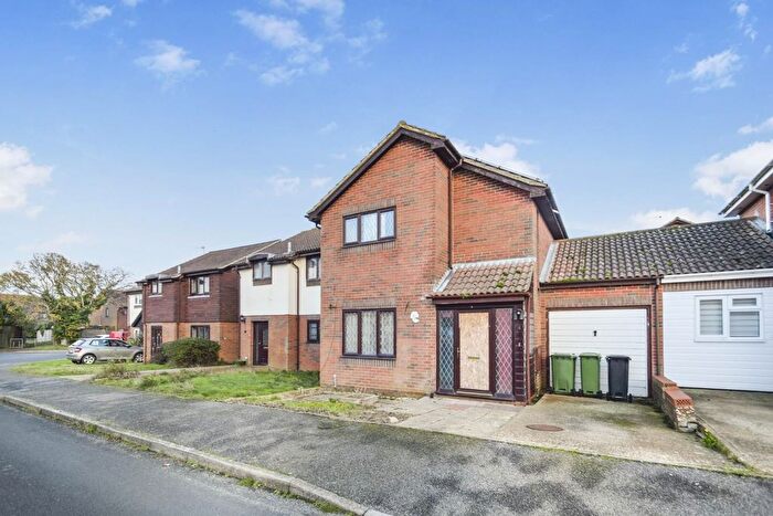 2 Bedroom Link Detached House For Sale In Ventnor Close, Eastbourne, BN23