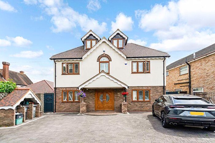 6 Bedroom Detached House For Sale In Ware Road, Hoddesdon, EN11